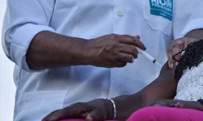 UFRJ imuniza funcionários vulneráveis: ‘V de vitória e de vacina’, diz médico