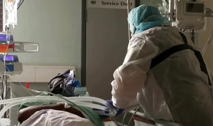 Enfermeira sul-africana cuida de paciente internado com coronavírus