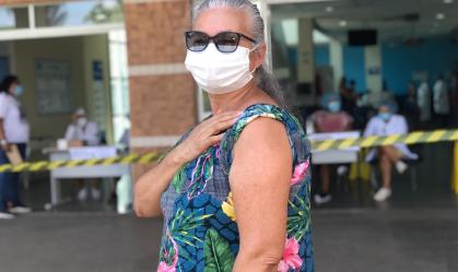 'As coisas vão mudar, as vacinas estão chegando', diz 1ª vacinada no RJ