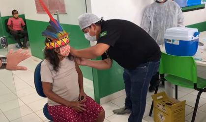 Isabel Bruno Cesario, a primeira indigena vacinada em Tabatinga, no Amazonas