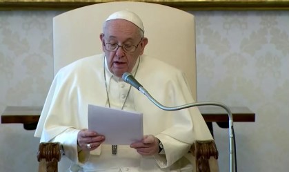 Papa Francisco durante leitura de mensagem no Vaticano