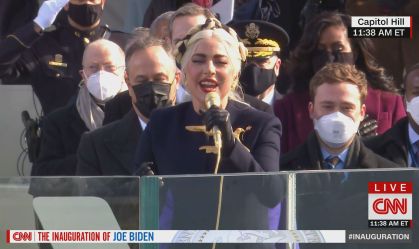 Lady Gaga se emociona durante apresentação do hino dos EUA em posse de Biden