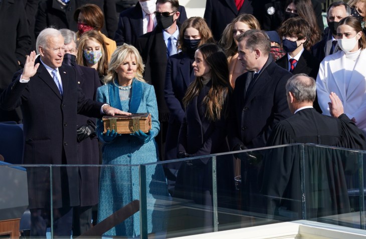 Biden utilizou antiga Bíblia da família durante juramento na posse presidencial • Foto: Kevin Lamarque - 20.jan.2021/Reuters