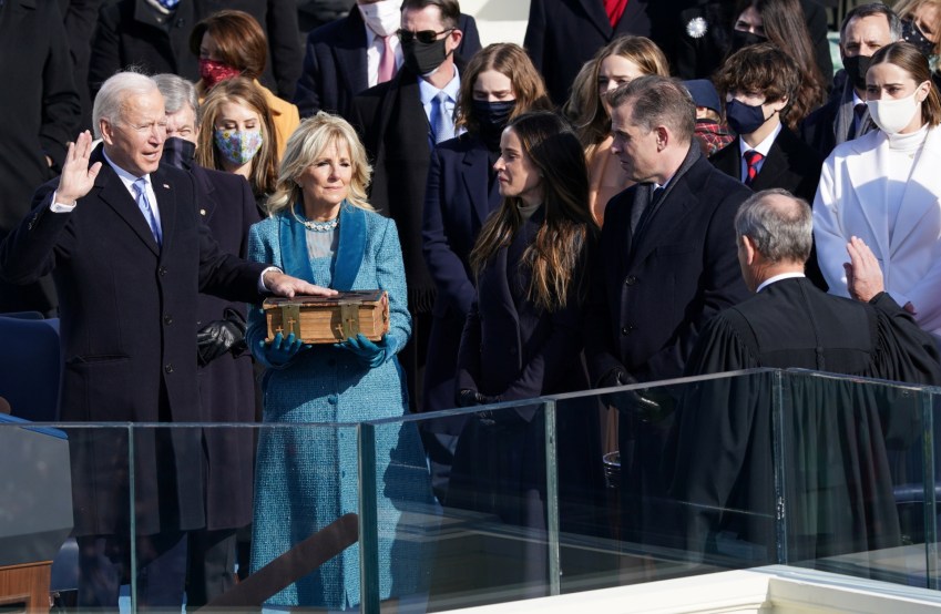 Biden utilizou antiga Bíblia da família durante juramento na posse presidencial • Foto: Kevin Lamarque - 20.jan.2021/Reuters