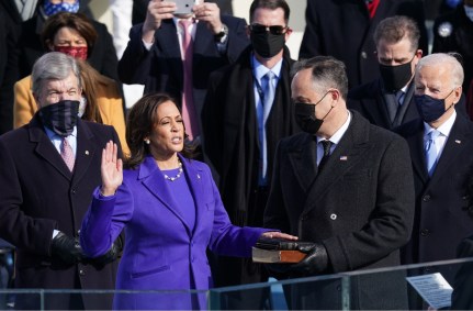 Kamala Harris toma posse como vice-presidente dos Estados Unidos