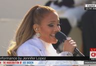 Jennifer Lopez canta e, em espanhol, pede: ‘Liberdade e justiça para todos’
