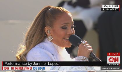 Jennifer Lopez canta e, em espanhol, pede: 'Liberdade e justiça para todos'