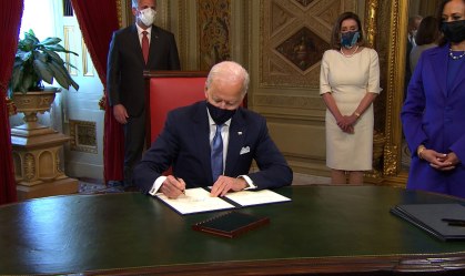 Joe Biden assina primeiros atos em cerimônia no Capitólio