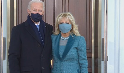 O presidente dos EUA, Joe Biden, e a primeira-dama, Jill Biden, chegam na Casa B