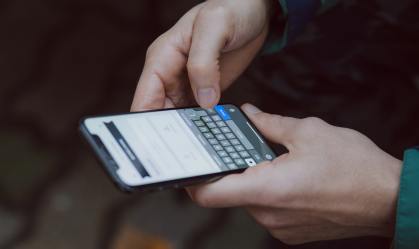 Pessoa usa smartphone