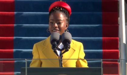 A poeta Amanda Gorman durante posse de Joe Biden