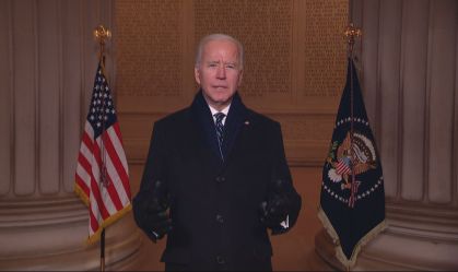 'Única forma de superar a escuridão é nos unirmos', diz Biden em show da posse