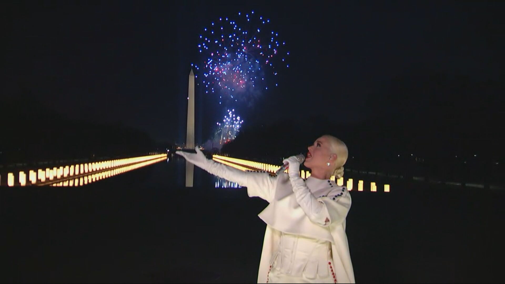 Katy Perry faz apresentação durante o evento Celebrating America com o obeslico 
