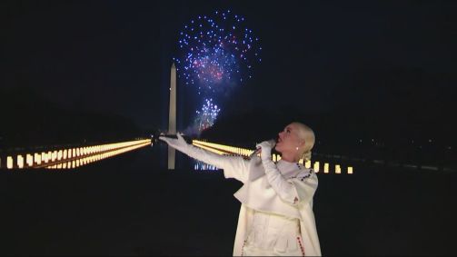 Katy Perry faz apresentação durante o evento Celebrating America com o obeslico 