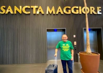 Luciano Hang postou foto deixando o hospital após ter alta