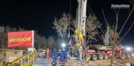 Equipes trabalham no resgate de mineiros soterrados em Yantai
