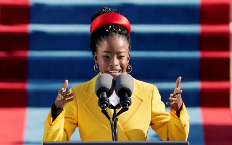 Poetisa Amanda Gorman durante posse de Joe Biden e Kamala Harris