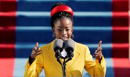 Poetisa Amanda Gorman durante posse de Joe Biden e Kamala Harris