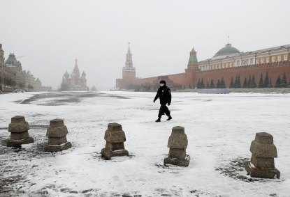 Policial usando máscara protetora patrulha a Praça Vermelha, em Moscou, Rússia