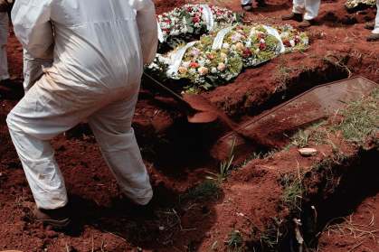 cemitério da Vila Formosa, em São Paulo, durante pandemia da Covid-19