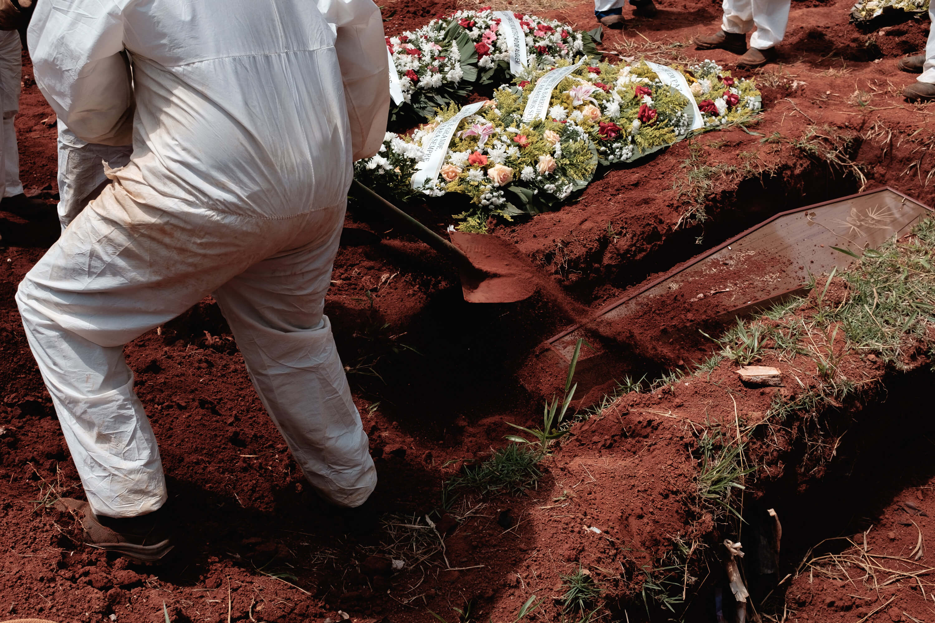 cemitério da Vila Formosa, em São Paulo, durante pandemia da Covid-19