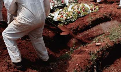 cemitério da Vila Formosa, em São Paulo, durante pandemia da Covid-19