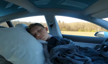 Motorista dorme em carro da Tesla com piloto automático ligado