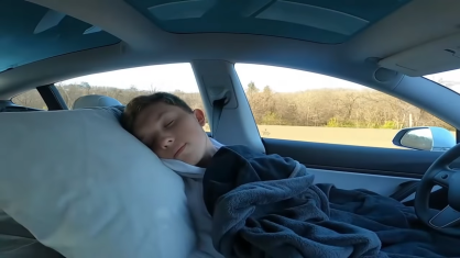 Motorista dorme em carro da Tesla com piloto automático ligado