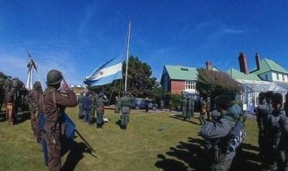 Grupo de soldados argentinos. País reivindica soberania nas Ilhas Malvinas