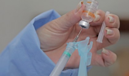 Enfermeira prepara dose da Coronavac para vacinar pessoa do grupo de risco