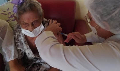 Ricardina, de 106 anos, é vacinada contra o coronavírus