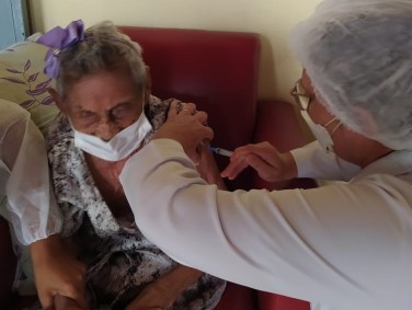 Ricardina, de 106 anos, é vacinada contra o coronavírus