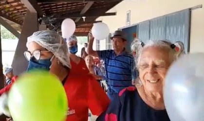 Vacinados, idosos festejam doses ao som de 'Bum Bum Tan Tan' em abrigo no Piauí
