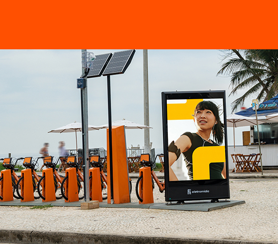 Totem da Eletromidia na praia 