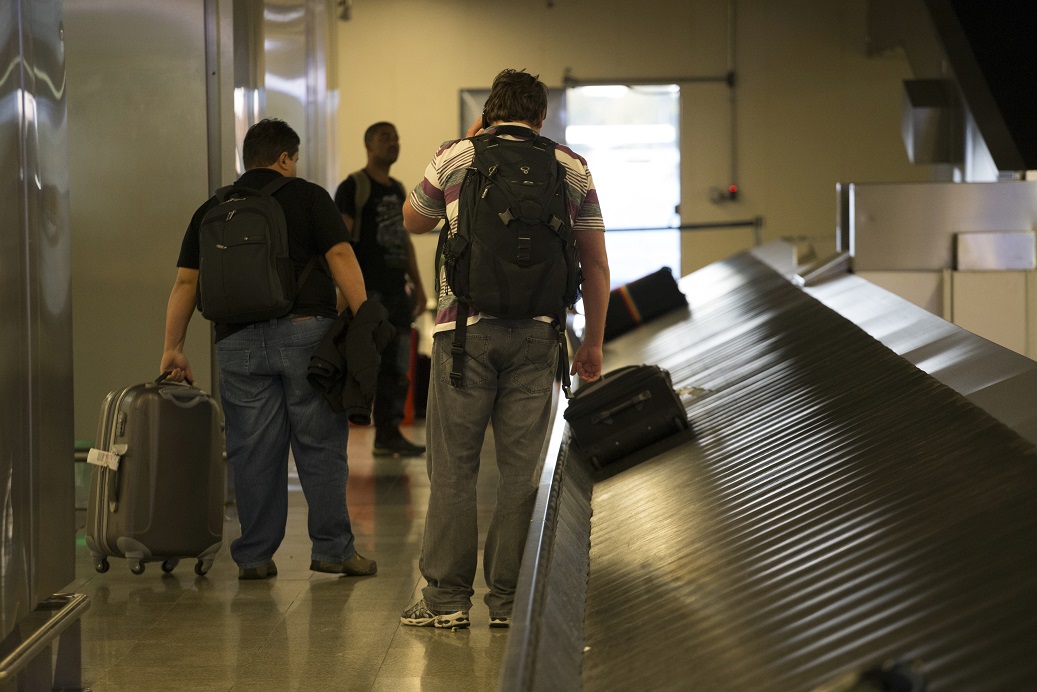 Esteira de bagagem em aeroporto