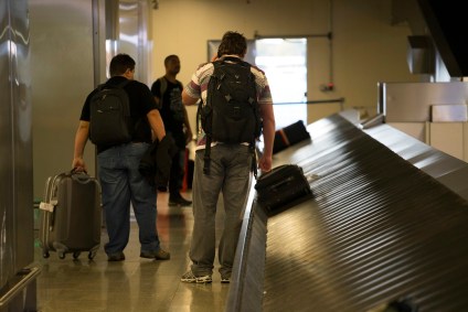 Esteira de bagagem em aeroporto