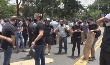 Comerciantes protestam contra novas restrições em São Paulo