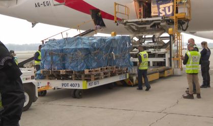 Avião com 2 milhões de doses da vacina de Oxford chega ao Brasil