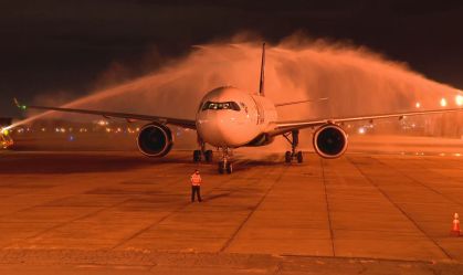Avião com vacinas de Oxford recebe jatos de água para o 'batismo' 