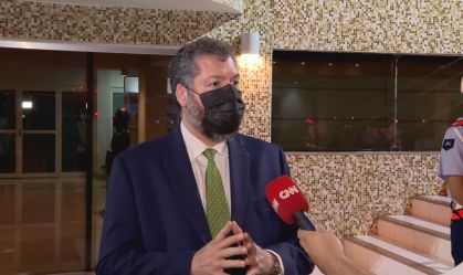 Tratativas com a China estão indo bem, diz Ernesto Araújo sobre insumos
