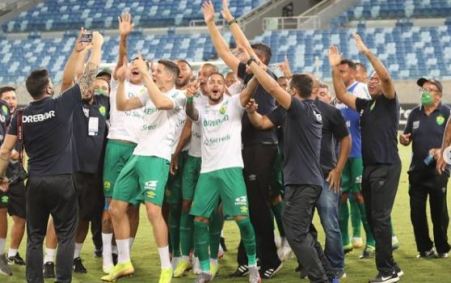 Jogadores do Cuiabá comemoram o acesso para a Série A