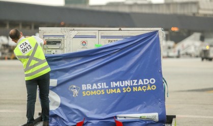 Funcionário transporta lotes da vacina de Oxford que foram produzidos na Índia