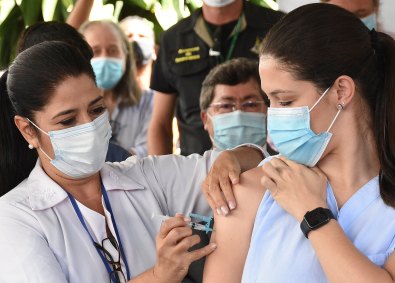 Lídia Rodrigues Dantas (D), 1ª pessoa vacinada contra Covid-19 no DF