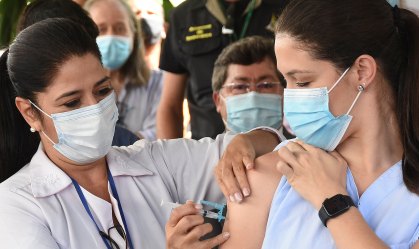 Lídia Rodrigues Dantas (D), 1ª pessoa vacinada contra Covid-19 no DF