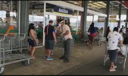Manaus: população lota mercado com medo de lockdown (23 jan 2021)