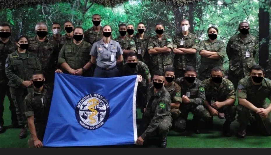 Foto de treinamento do Exército com 'máscaras falsas'
