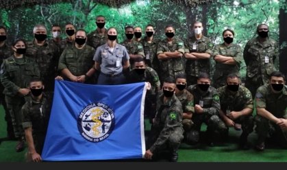 Exército publica fotos para simular que militares usavam máscara; depois, apaga