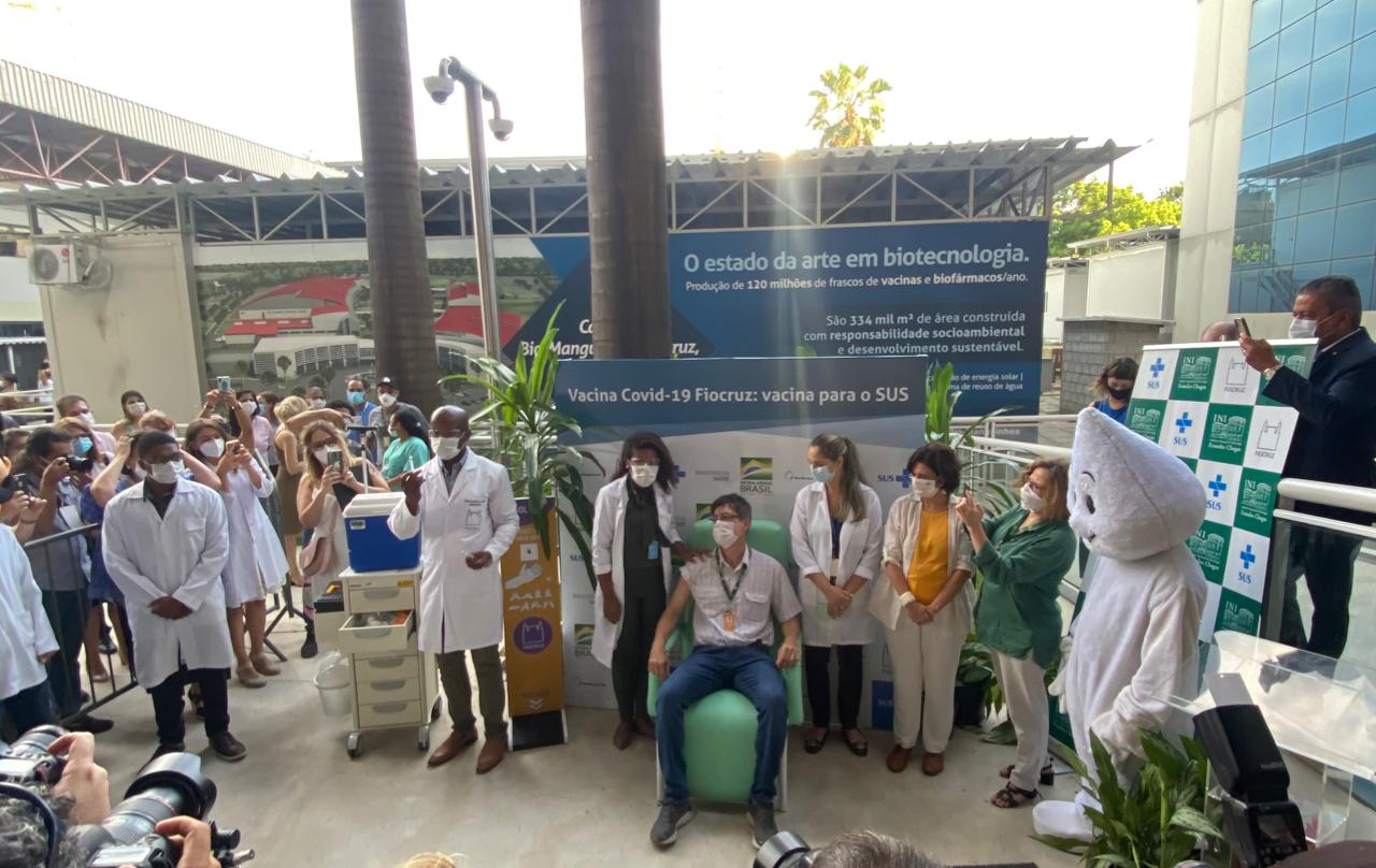 O médico Estevão Portela é o primeiro a receber a vacina de Oxford no Brasil
