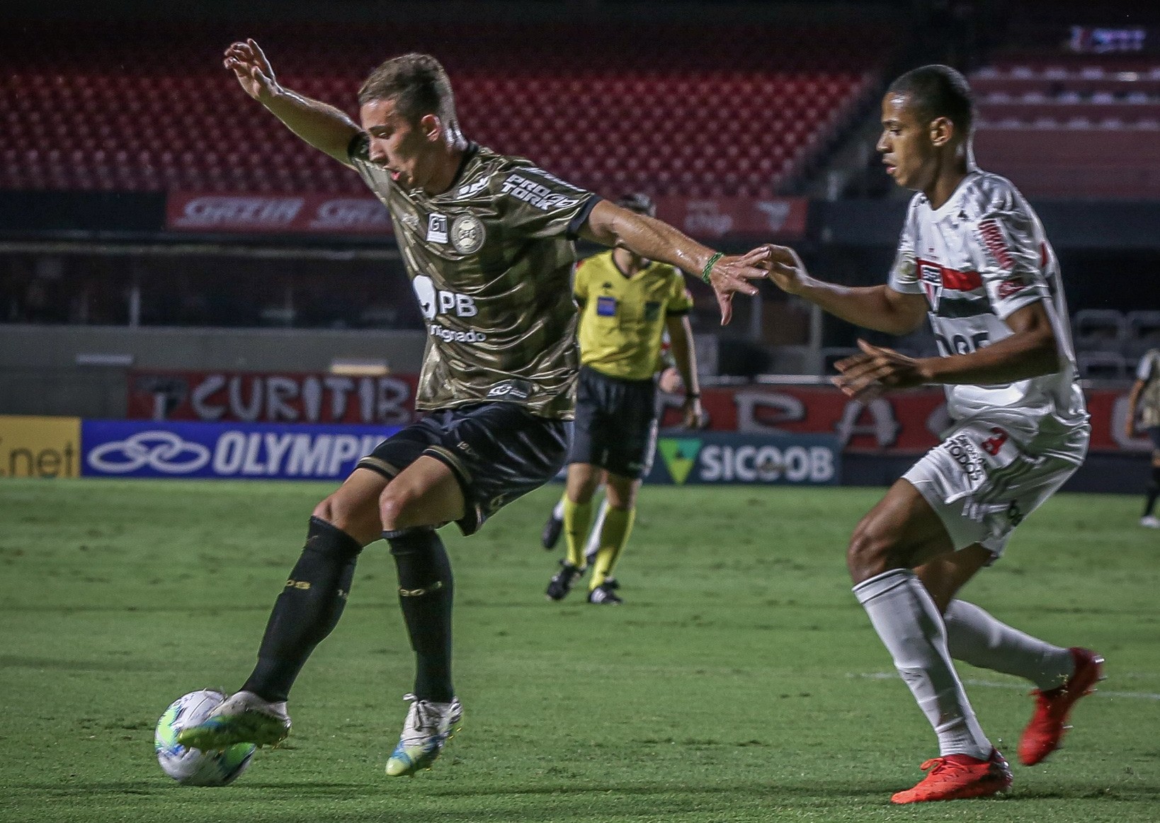 Empate com o Coritiba mantém o São Paulo na segunda posição do campeonato