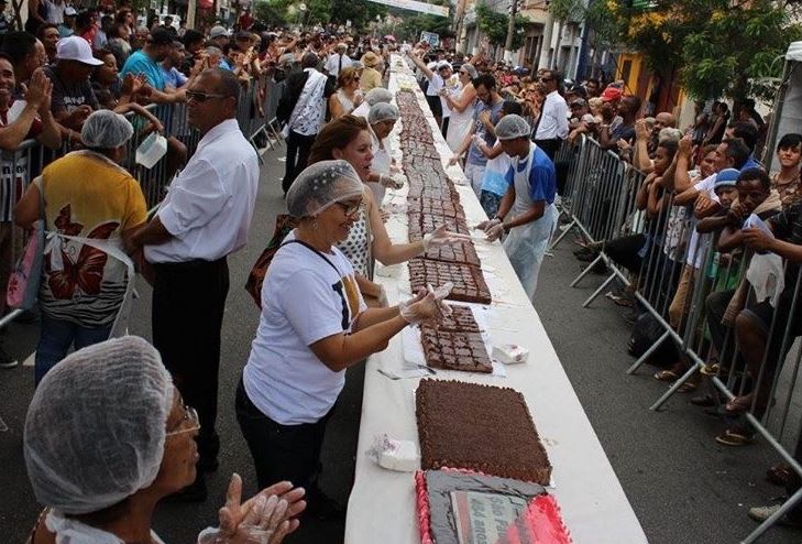 A tradição do bolo físico foi cancelada e em seu lugar um bolo online celebrará 